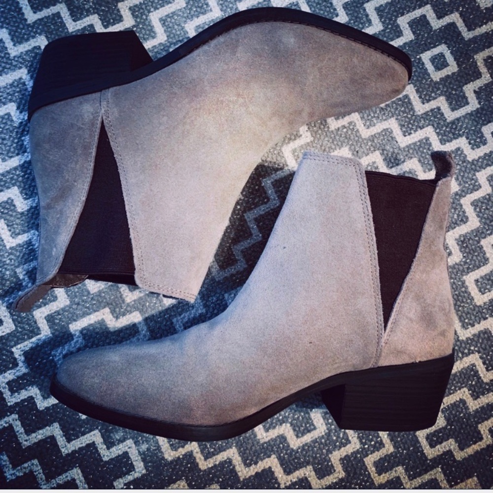 🌻White mountain taupe suede block heel booties🌻